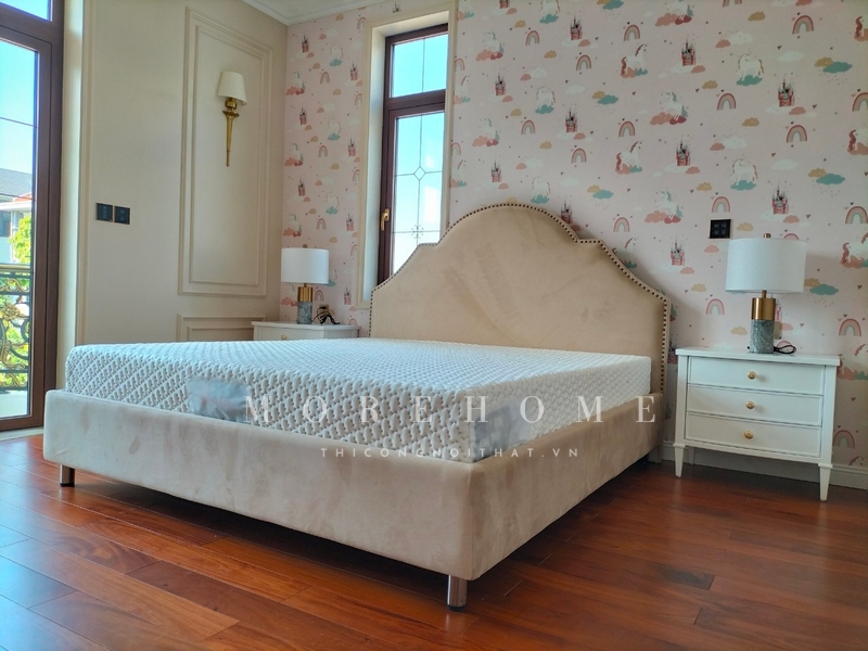 Việc dán giấy tường để tạo ra một không gian sống sinh dộng, ngộ nghĩnh và đáng yêu là một điểm nhấn riêng.